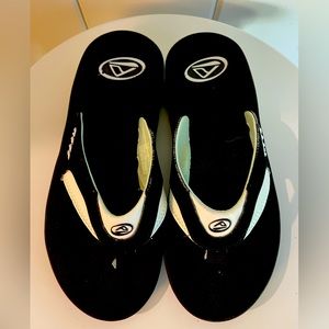 Reef Slippahs (Aloha from Hawaii) Like new size 9 (black, sea foam, white)
